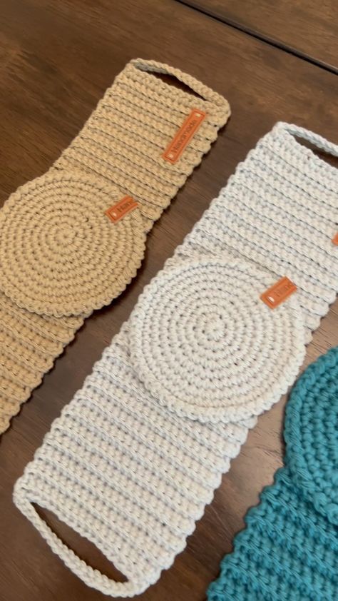 Croma Decoración - Crochet - Macramé - Panama | Para regalar, para entregar como souvenir de tu evento, o para personalizar las tazas de tu familia. Estos set de posa y cubre taza son un… | Instagram May 22, Panama, Thread, Tote Bag, Crochet, Fabric, On Instagram, Color, Instagram