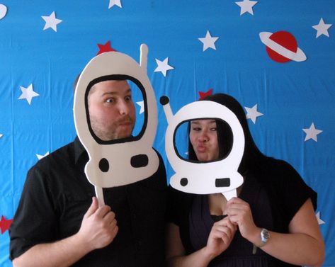 There were (dollar store foam-core board) cut-outs of astronaut helmets, like these: photo props for space birthday party Nasa Party, Miles From Tomorrowland, Birthday Party Photo Booth, Rocket Party, Space Costumes, Astronaut Party, Astronaut Helmet, Astronaut Birthday, Space Theme Party