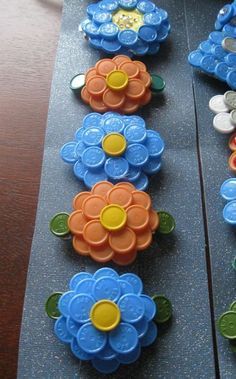 26 créations sympas à faire avec des bouchons en plastiques Med Vial Cap Art, Bottle Top Art, Plastic Bottle Tops, Bottle Top Crafts, Bottle Cap Projects, Badge Ideas, Mystic Messenger 707, Plastic Bottle Caps, Plastic Bottle Flowers