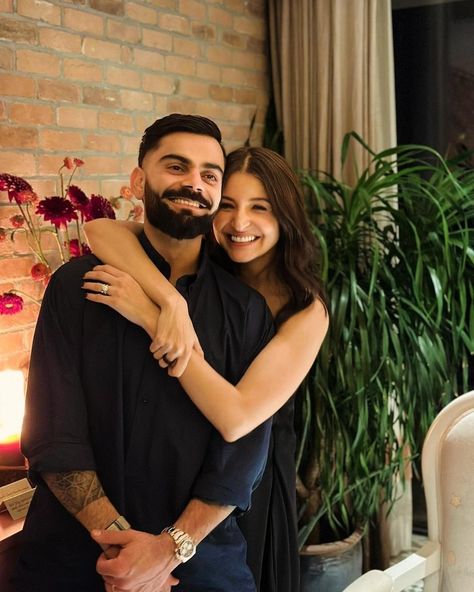 Virat Kohli And Anushka Sharma, Anushka Pics, Anushka Virat, Couples Candid Photography, Virat Kohli Portrait Photography, Virat Anushka, Anushka Sharma And Virat, Virat Kohli And Anushka, Virat And Anushka