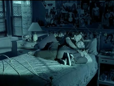 Tracy Freeland Bedroom, Thirteen Tracy Bedroom, Thirteen Bedroom, Tracy Room Thirteen, Tracy Hairstyle Thirteen, Thirteen Movie Aesthetic Room, Thirteen Tracy Poem, Tracy Thirteen, Thirteen Movie Aesthetic Tracy