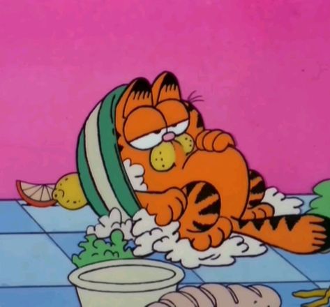 Garfield And Friends, Garfield Wallpaper, Fat Orange Cat, Garfield Pictures, Garfield Images, Garfield The Cat, Funny Orange, Garfield Cartoon, Garfield Cat