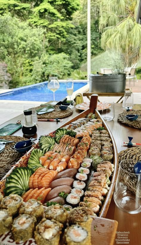 Fancy Catering, 30th Dinner Party, Sushi Dinner Party, Bonfire Food, Sushi Catering, Food Serving Ideas, Sushi Buffet, Dinner Hosting, Plane Party