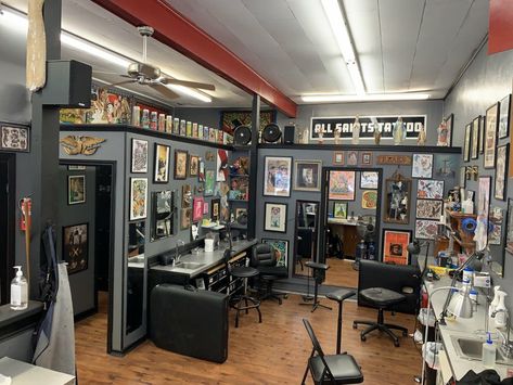 Industrial Tattoo Studio, Tattoo Parlor Aesthetic Interior, Small Tattoo Studio Ideas, Tattoo Studio Aesthetic, Speakeasy Vibes, Tattoo Shop Aesthetic, Black And Blue Tattoo, Tattoo Room, Tattoo Shop Interior