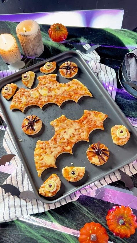 Halloween Cibo, Halloween Meatloaf, Halloween Pizzas, Iceland Foods, Halloween Pies, Pizza Halloween, Frog Halloween, Halloween Food Snacks, Halloween Tea Party