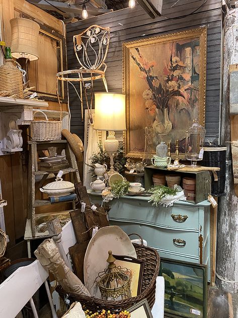 Fall Shop Displays, Vintage Clothing Booth Display Ideas, Antique Booth Displays Inspiration, Vintage Boutique Interior, Antique Shop Interior, Antique Booth Design, Flea Market Set Up, Junking Quotes, Vintage Booth Display Ideas