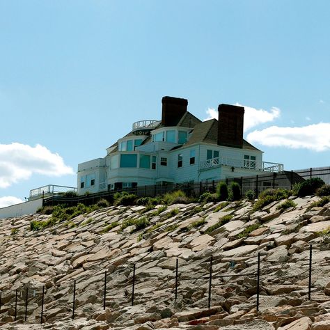 A Brief History of Taylor Swift’s Rhode Island Feud Taylor Swift Rhode Island, Holiday House Taylor Swift Aesthetic, Holiday House Rhode Island, Taylor Swift House Rhode Island, Taylor Swift Rhode Island Home, Taylor Swift Holiday House, Holiday House Taylor Swift, Taylor Swift House, Take Off Your Shoes