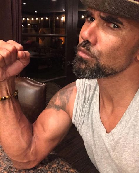 71.6k Likes, 3,248 Comments - Shemar Moore (@shemarfmoore) on Instagram: “Let’s arm wrestle Baby Girl!! If YOU win... dinner, walk, bath, massage, and sweet kisses, and…” Shemar Moore, Sweet Kisses, Book Boyfriends, Best Tv Shows, 3 In One, Best Tv, Massage, Tv Shows, Bath