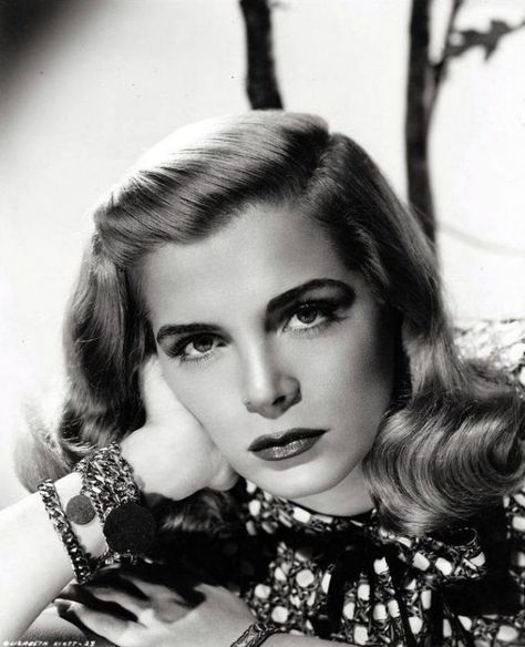 Lizabeth Scott: The Most Beautiful Face of Film Noir During the 1940s and 1950s ~ vintage everyday Lizabeth Scott, 1940s Hairstyles, Noir Movie, Shirley Jones, Veronica Lake, Kirk Douglas, Barbara Stanwyck, Classic Movie Stars, Lauren Bacall