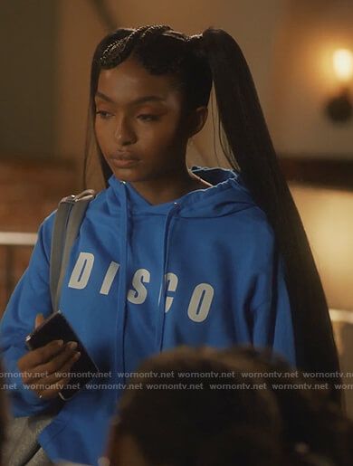 Zoey’s blue Disco hoodie on Grown-ish. Outfit Details: https://wornontv.net/211111/ #Grown-ish Zoey Grownish Outfits, Zoey Johnson Grownish, Grownish Zoey Outfits, Grownish Zoey Hairstyles, Grown Ish Hairstyles, Grownish Hairstyles, Zoey Johnson Hairstyles, Grownish Outfits, Yara Shahidi Style