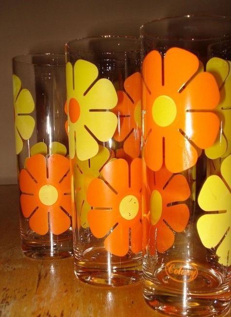 70's glasses 1970 Decor, Vasos Vintage, Flower Glasses, 1970s Childhood, Vintage Drinking Glasses, Cottage Vintage, 70s Decor, Glass Ware, Mod Vintage