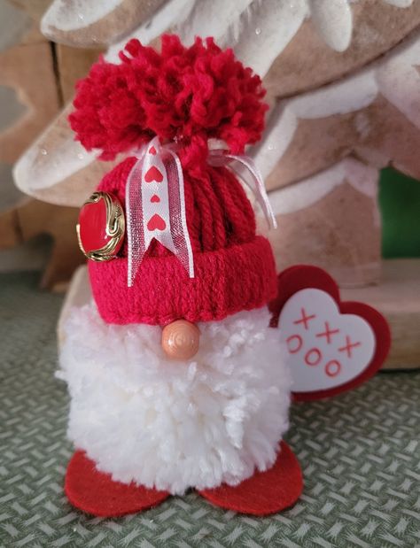 Valentine Gnome-xxxooo Valentine Gnomes Diy, Fancy Christmas Ornaments, Christmas Fabric Crafts, Winter Wreath Diy, Diy Valentine's Day Decorations, Valentine Gnome, 4th July Crafts, Homemade Christmas Decorations, Gnomes Diy