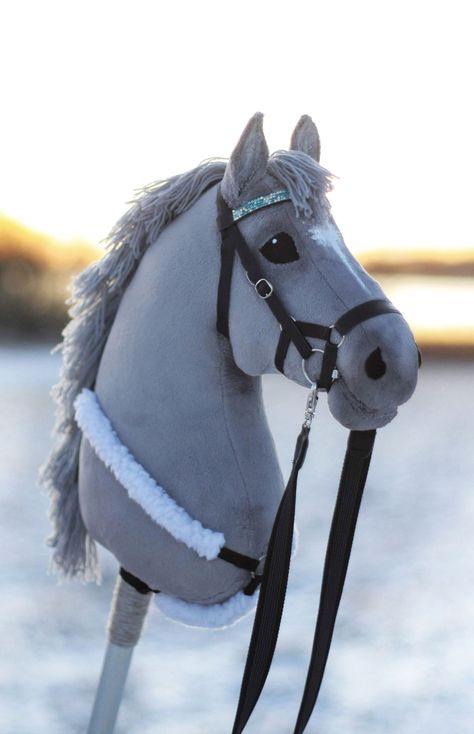 Grey horse with a micklem bridle and a breastgirth.  #keppihevonen #steckenpferde Horse Ideas Creative, Micklem Bridle, Hobby Horse Ideas, Hanoverian, Hobby Horses, Horse Bridle, Horse Accessories, Horse Diy, Grey Horse