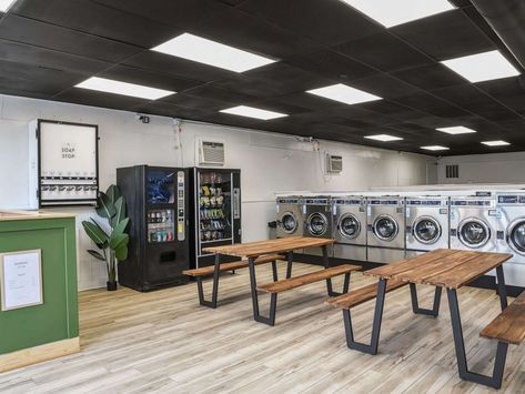 Cute Laundry Mat, Laundrymat Design Ideas, Cool Laundromat Ideas, Public Laundry Room Design, Communal Laundry Room, Laundromat Renovation, Trendy Laundromat, Commercial Laundry Room Design, Fancy Laundromat