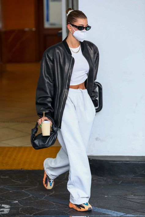 Hailey Baldwin Street Style, Nyc Fits, Hailey Baldwin Style, Leather Jacket Outfits, Looks Street Style, Hailey Baldwin, 가을 패션, Hailey Bieber, Black Leather Jacket