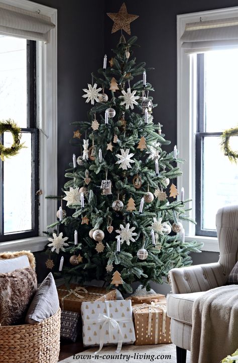 Nordic Christmas Decorations, Unlit Christmas Trees, Scandinavian Christmas Trees, Christmas Tree Inspo, Scandi Christmas, Alternative Christmas Tree, Christmas Tree Toy, Nordic Christmas, Christmas D