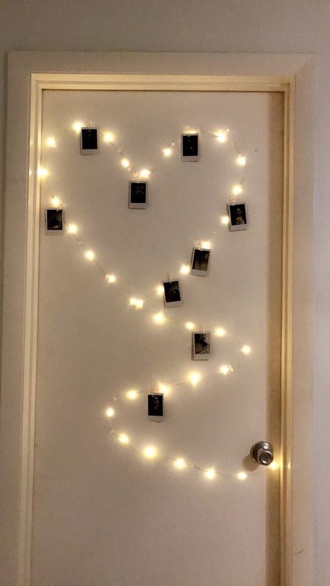 Aesthetic Light Pictures, Poloroid Pictures Ideas Fairy Lights, Polaroid Ideas Room Wall Decor, Couples Room Decor, Small Studio Apartment Decorating, Picture Wall Bedroom, Wall String Lights, Polaroid Picture, Polaroid Wall