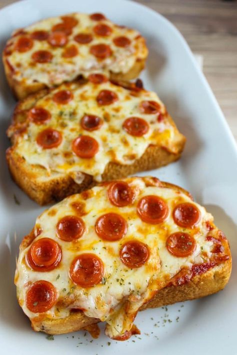 Air Fried Pizza Bread, Air Fryer Pizzas, Air Fryer Garlic Toast Pizza, Garlic Toast Pizza In Air Fryer, Garlic Bread Pizza Texas Toast Air Fryer, Food Recipes Easy Quick 3 Ingredients, Texas Toast Pizza Air Fryer, Pizza Toast Air Fryer, Air Fryer Pizza Toast