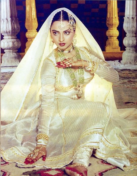 Umrao Jaan, Rekha Actress, Retro Bollywood, Utsav Fashion, Indian Woman, Vintage Bollywood, Indian Aesthetic, Indian Bollywood, Bollywood Actors