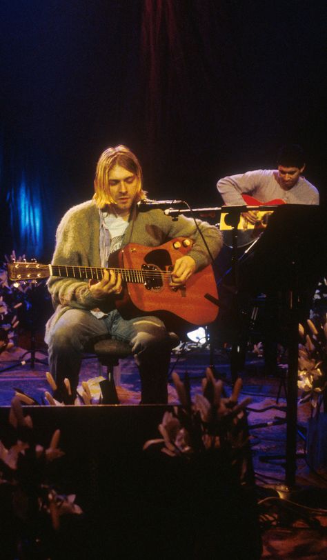 Kurt Cobain & Pat Smear #Nirvana MTV Unplugged in New York (1993) Nirvana Mtv, Nirvana Mtv Unplugged, Nirvana Unplugged, Curco Vein, Kurt Cobain Photos, Donald Cobain, Hair Metal Bands, Krist Novoselić, Mtv Unplugged