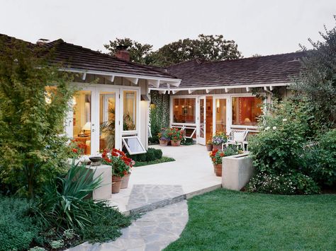 Remodeled ranch house Remodeled House, Cottage House Exterior, Ranch Remodel, Ranch Exterior, 1950s House, Hm Home, Outdoor Patios, Sunset Magazine, Landscape Sunset