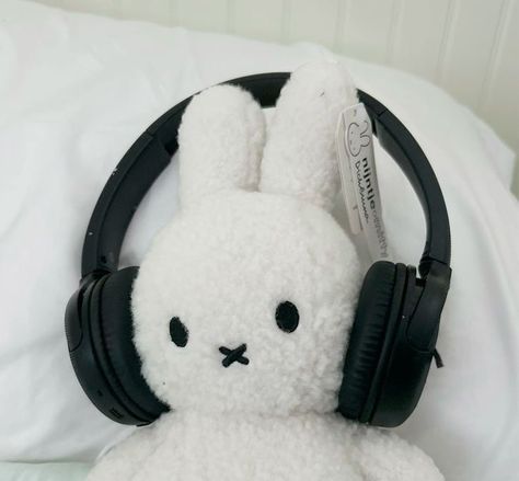 White Aesthetic Pfp, Miffy Widget, Acubi Core, Miffy Icon, Miffy Aesthetic, Aesthetic Highlight Covers Instagram Pink, Acubi Aesthetic, Cute Squishies, Beige Wallpaper