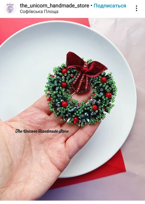 Bead Embroidery Christmas Tree, Christmas Beaded Embroidery, Diy Christmas Brooch, Christmas Beaded Brooch, Christmas Broches, Christmas Broaches, Handmade Brooches Ideas, Christmas Beading, Beaded Christmas Decorations