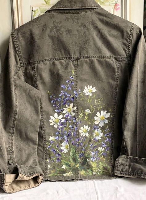 Painting Clothes Aesthetic, Custom Painted Clothes, Flowers On Clothes, Painted Clothes Ideas, Diy Denim Jacket, Painted Clothes Diy, Painted Clothing, Painted Jacket, Wedding Jacket