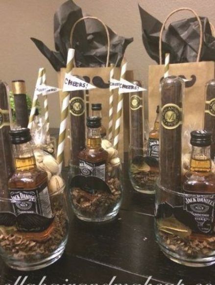 Festa Jack Daniels, Diy Gifts For Christmas, Gifts For Teenagers, Christmas Party Ideas For Teens, Liquor Gifts, Adult Christmas Party, Party Favors For Adults, Diy Party Favors, Bachelor Party Gifts