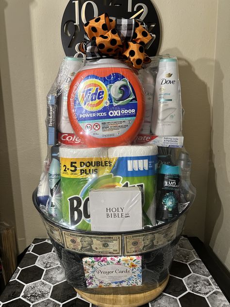 Cleaning Supply Gift Basket, Raffle Donation Ideas, Adult Christmas Basket Ideas, Household Items Gift Basket, Cleaning Basket Gift, Laundry Basket Gift Ideas, Birthday Baskets For Him, Housewarming Gift Basket Ideas, Donation Ideas