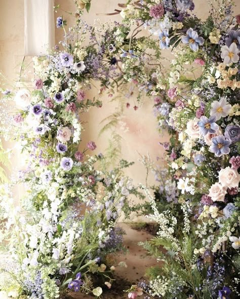 Parisian Flowers, Gate And Fence Ideas, Small Garden Gates, Sliding Gate Design, Gates And Fences, Backyard Celebration, Floral Arch Wedding, Walkway Ideas, Country Garden Weddings