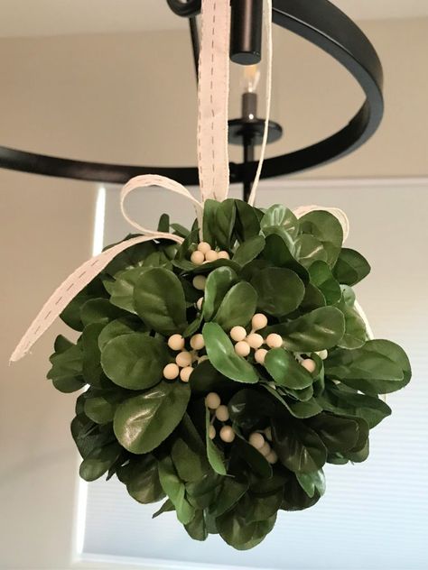 Simple Mistletoe Ball Miseltoe Decoration Diy, How To Make A Mistletoe Diy, Mistletoe Decoration Ideas, Diy Mistletoe Decoration, Kissing Ball Diy, Diy Mistletoe, Mistletoe Decoration, Mistletoe Diy, Mistletoe Ball