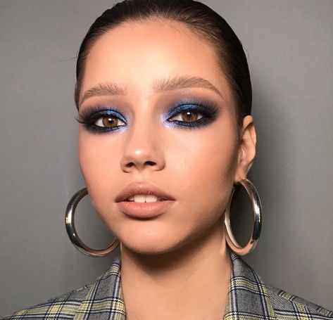 Smokey eye blue and black . Night out look . Glowy skin . Nude lips . Eye makeup . Hoop earings Brown eyes Maquillaje esfumado azul y negro . Pestañas postizas . Piel natural y labios nude. Ojos marrones Blue Eye Makeup Smokey, Smoky Navy Blue Eye Makeup, Navy Glam Makeup, Blue And Brown Smokey Eye, Black And Blue Smokey Eye Makeup, Blue Smoky Makeup, Black And Blue Smokey Eye, Navy Blue Natural Makeup, Blue Black Eye Makeup