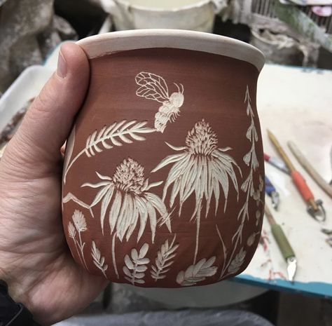 Scraffito Designs Floral, Carved Designs On Pottery, Scraffito Designs Simple Flower, Sgraffito Designs Flowers, Scrifito Ceramics, Scraffito Mug, Pottery Scraffito Ideas, Pottery Scraffito Patterns, Scrifito Pottery