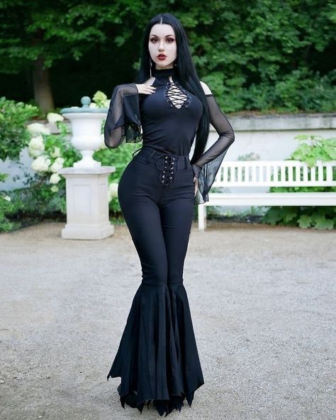 Black Flare Pants, Gorgeous Outfits, Black Flare, Gothic Girls, Pants Design, High Waisted Trousers, Flare Pants, Jeans Style, Bell Bottoms