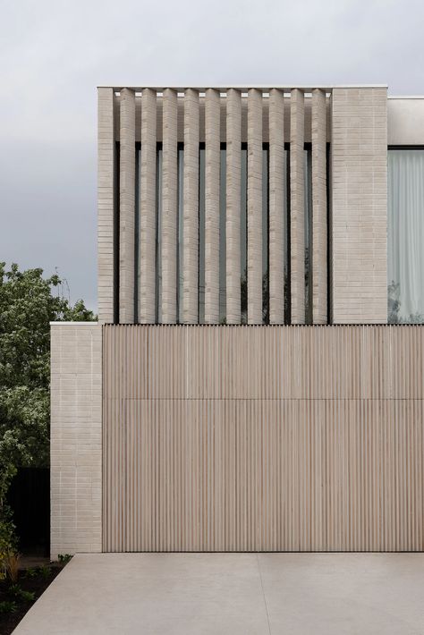 Ivory House - Picture gallery 1 2022 Picture, Light Brick, Facade Architecture Design, Duplex Design, Stone Facade, Brick Exterior House, The Local Project, Brick Facade, Exterior Cladding