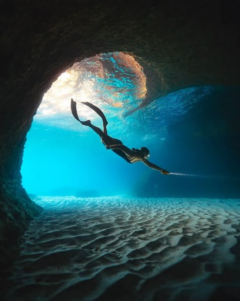 Exploring the depths ➡️ Comment "FREE" and we will send you our free eBook: How To Get Started On Freediving! 📸 @tones.of.blue 🧜🏻‍♀️ swmrmaj Free Diving Aesthetic, Dive Aesthetic, Snorkeling Photography, Sea Life Wallpaper, Tones Of Blue, Deep Sea Diving, Free Diving, Landscape Photography Nature, Oceanography