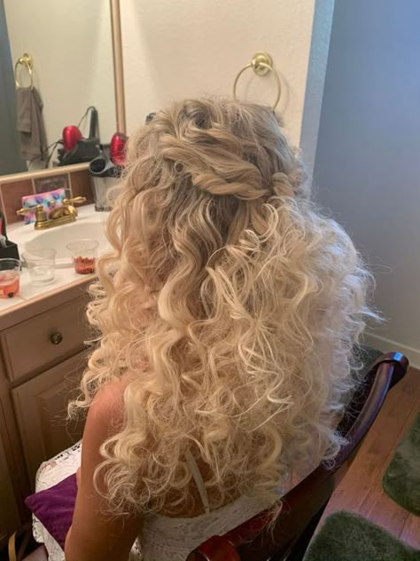 Aesthetic Blonde Curly Hair, Long Curly Blonde Hair Natural, Pretty Blonde Curly Hair, Blonde Curly Aesthetic, Really Curly Blonde Hair, Blond Curly Hair Aesthetic, Bleach Blonde Hair Curly, Big Blonde Curly Hair, Curly White Blonde Hair