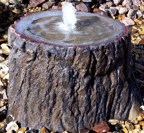 A concrete tree stump water feature with bird bath. Stump Bird Bath, Tree Stump Planter, Tree Stump Table, Diy Water Feature, Diy Bird Bath, Diy Fountain, Backyard Water Feature, Diy Tree, Diy Birds