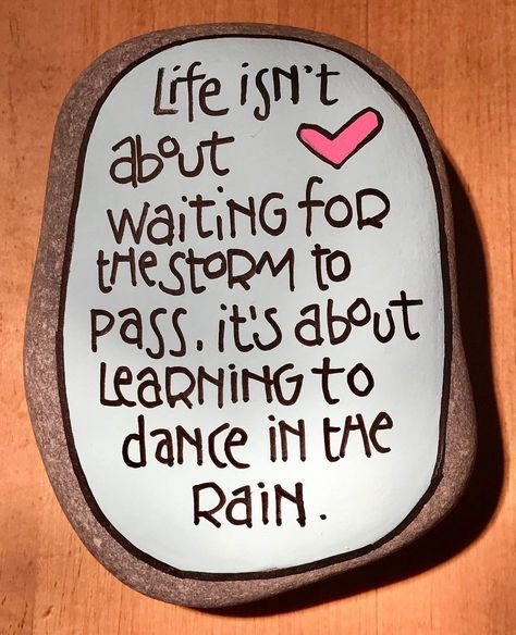 Easy Painted Rocks, Rock Sayings, Painted Rocks Ideas, Rock Quotes, Inspirational Rocks, Rock Painting Tutorial, Quotes Encouragement, Rock Painting Ideas, Painted Rocks Craft