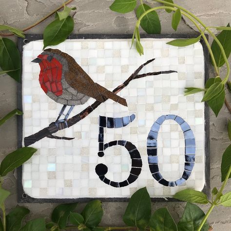 Mosaic House Numbers, Mosaic Numbers, Easy Mosaic, Recycled House, Mosaic Art Diy, Mosaic Pots, Mosaic Table Top, A Robin, Mosaic Birds