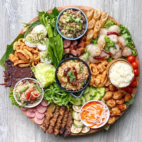 An Asian adapted charcuterie board Asian Party Food, Asian Food Party, Party Food Catering, Hmong Food, Asian Party, Khmer Food, Laos Food, Appetizer Platters, Food Catering