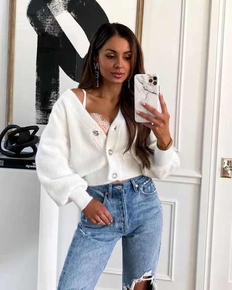 White Cardigan Outfit Winter, Fuzzy Cardigan Outfit, Short White Cardigan, Cropped Cardigan Outfit, Dressy Jeans Outfit, White Cardigan Outfit, Stylish Jeans Outfit, Jeans And Sneakers Outfit, Winter Cardigan Outfit