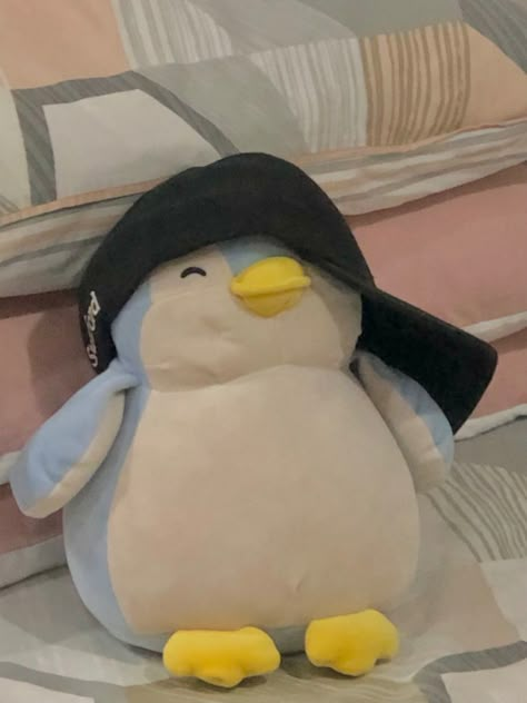 a blue penguin stuffed animal with a black baseball cap Cute Penguins Wallpaper, Cute Penguin Wallpaper Aesthetic, Penguin Plushie Aesthetic, Penguin Wallpaper Aesthetic, Penguin Stuff Toy, Penguin Wallpaper Iphone Aesthetic, Cute Penguin Wallpaper, Miniso Penguin, Wallpaper Penguin