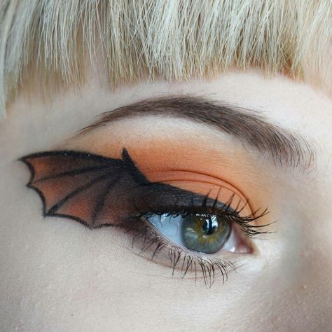 game of thrones inspired dragon wing eye makeup look Dragon Eye Makeup Halloween, How To Train Your Dragon Makeup, Easy Dragon Makeup, Dragon Makeup Look Easy, Dragon Inspired Makeup, Dragon Makeup Halloween, Dragon Eye Makeup, Dragon Eyeliner, Dragon Makeup Look