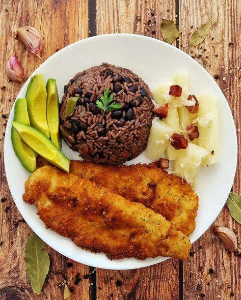 《DOMINGO DE MENÚ CUBANO》 Hola Familia, que tal va su finde, por aquí el tiempo ha cambiado muchísimo. Para el menú de hoy reemplazamos la carne por el pescado, ya empieza la semana santa y este es un ingrediente clave. En historias les voy a dejar algunas recetas que pueden preparar y subiré otras en estos días. Y bueno ustedes? Cuéntenme que han cocinado hoy, los leo, muahhhh. FELIZ DOMINGO FAMILIA 🤗. #recetacubana #cuba #comidacubana #cocinacubana #recetascubanas #cubanos #cubanas #c... Dinner Recipes