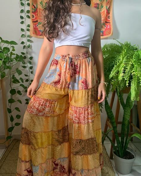 Sua nova calça Hippie favorita, Calça Groovy!🍄🌞🧡🧝‍♀️💚 Tam: único (veste do 34 ao 42) #hippiestyle #calçahippie #bohostyle #groovy #vestuariofeminino Wide Leg Boho Pants Outfits, Nicaragua Outfits, Hippie Carnaval, Beach Inspo Outfits, Boho Pants Outfit, Hippie Boho Outfits, Nana Core, Bohemian Outfit Ideas, Outfit Chill