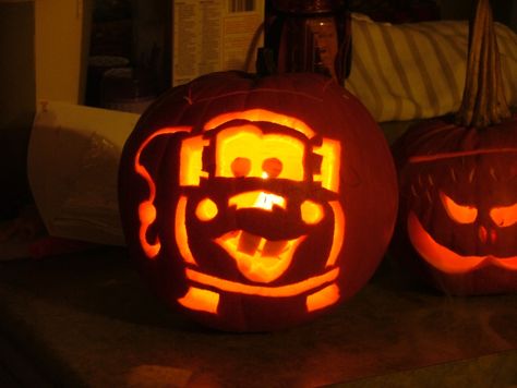 Mater - Cars Cars Pumpkin Carving Ideas, Tow Mater Pumpkin Carving, Disney Jack O Lantern Ideas, Lightning Mcqueen Pumpkin Carving, Cars Pumpkin Carving, Monster Truck Pumpkin Carving, Tow Mater Pumpkin, Car Pumpkin Carving, Mater Pumpkin