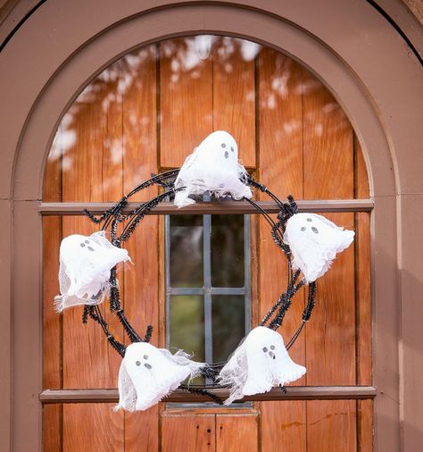 DIY Ghost Wreath Scary Halloween Yard, Halloween Ghost Craft, Diy Ghost, Spooky Wreath, Ghost Crafts, Halloween Craft Projects, Halloween Ghost Decorations, Ghost Diy, Diy Halloween Wreath