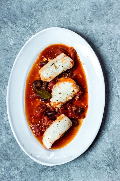 Poached Halibut in Tomato Sauce + Olives Brewer Diet, Poached Halibut, Poached Fish, Fish Fillet, Fish Dishes, Fish And Seafood, Om Nom, Lunches And Dinners, Fish Recipes